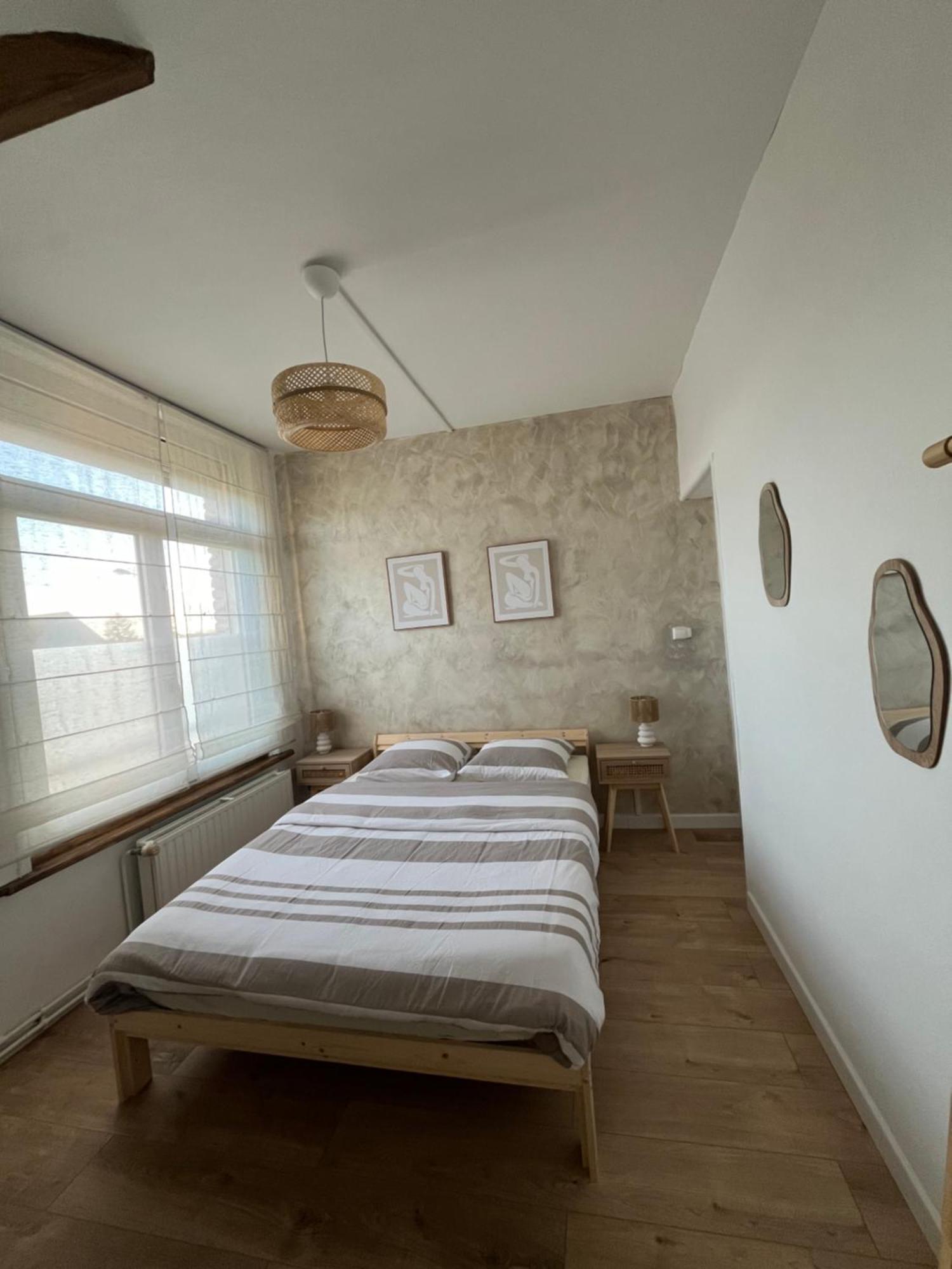 Jolie Maison De Coron Lens Cameră foto